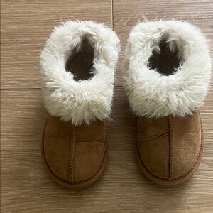 Cat & Jack toddler/ little kid slippers